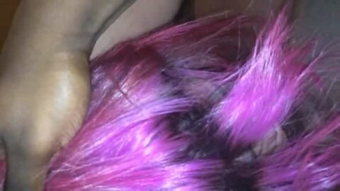 Joven emo chupando la polla de un negro