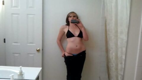 Joven emo filmada desnuda frente al espejo