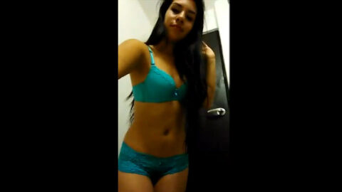 Joven latina luciendo desnuda