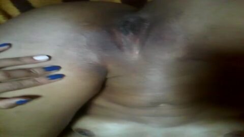 Joven morena filmando su coño