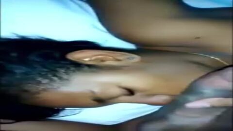 Joven mulata tragándose la leche de su novio