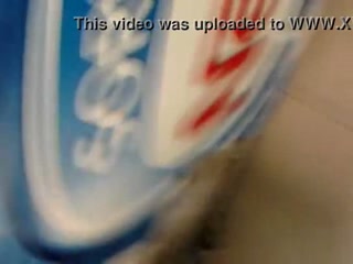 Joven se deleita en el supermercado Araxa Minas Gerais