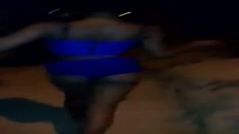 Jovencita de Lauro de Freitas luciendo en la calle