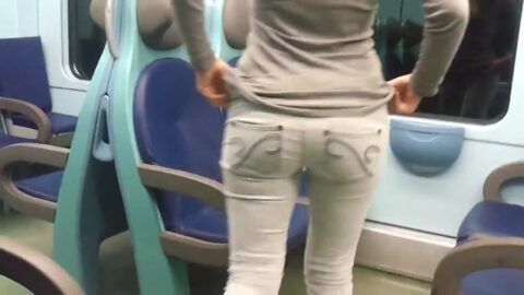 Jovencita enseñando el culo en el metro