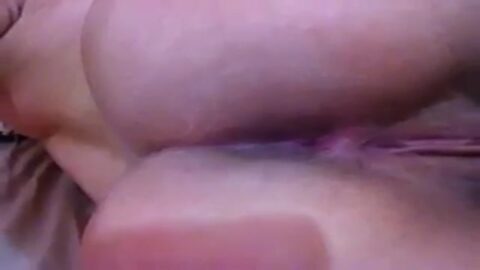 Karina enseñando el culo y los pechos rosados