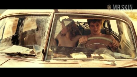 Kristen Stewart mostrando sus pechos en una película