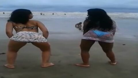 LETHICIA SILVA Y AMIGA - PARARATIBUM EN LA PLAYA