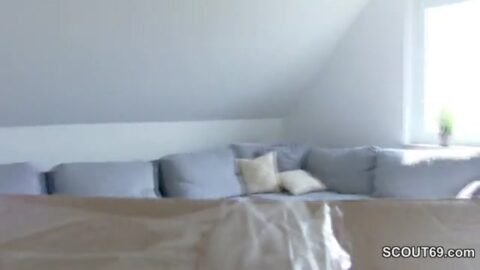 La dulce Amira follándose al repartidor