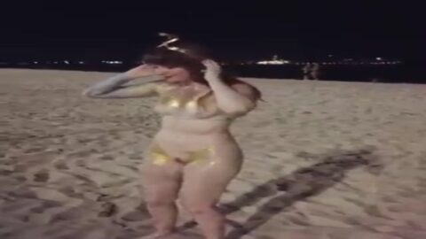 La gringa se bañó en el mar y se quitó el disfraz de carnaval.