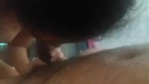 La hija de mi sirvienta dando una mamada