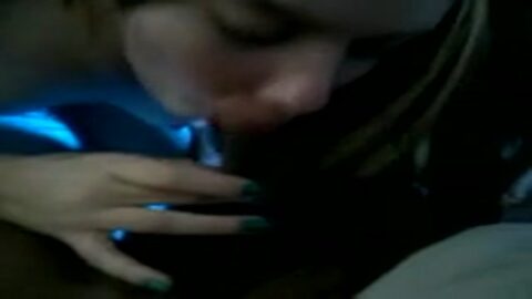 La joven Ellen del campo chupando una polla negra