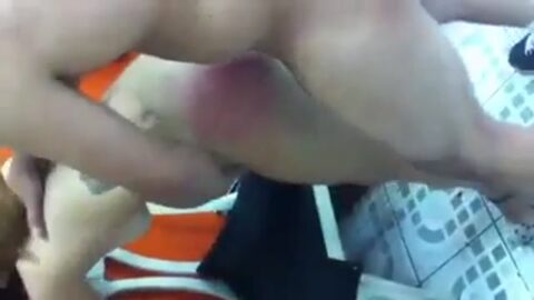 La joven Sabrina dando su culo a sus amigas se conectó