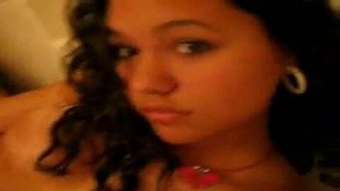 La ninfa morena golpeando a siririca se conectó