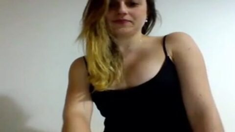 La novia de Gustavo desnuda en la webcam