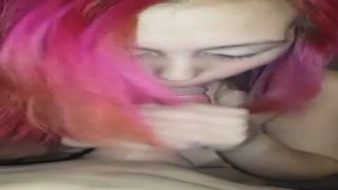 La pequeña pelirroja traviesa chupando pollas cayó en Internet