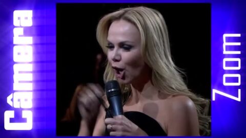 La presentadora Eliana chupando su dedo meñique pegajoso