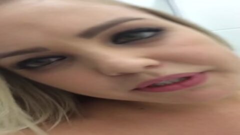 La rubia Delicia desnuda se filma y juega en Zap