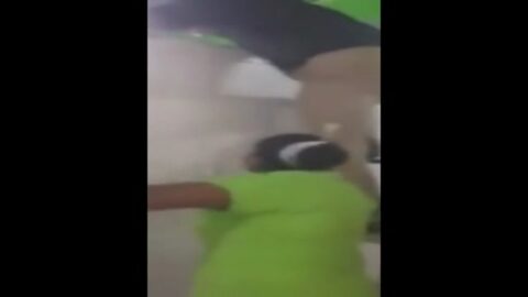 La señora de la limpieza del club pilló a 2 chicas jóvenes chupándose en el baño