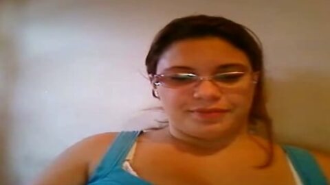 La tetona Ana de Belem do Pará, gordita desnuda ante la webcam, se conecta a internet