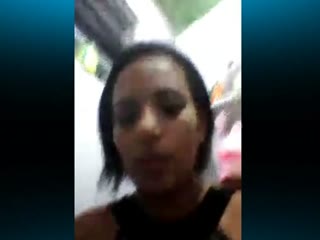 La traviesa morena Ludmila dándose una ducha y en la webcam de Skype