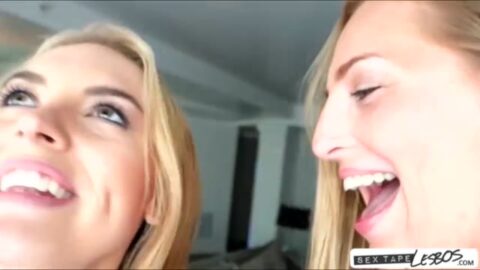 Las amigas Cosima Knight y Roxy Rox besándose después de clase