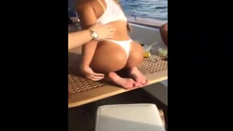 Las fiestas de los ricos son así, con bebidas caras y chicas calientes desnudas.