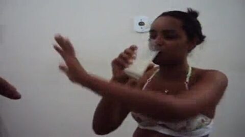 Le dio un puñetazo en la boca a la traviesa hasta que vomitó.