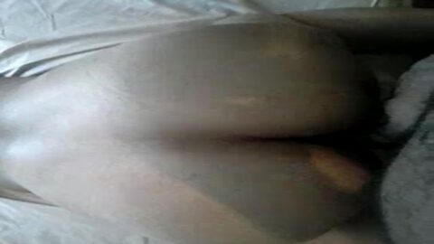 Le soltó el culo a su cuñado y luego gritó de dolor.