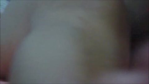 Leche caliente corriendo por su coño