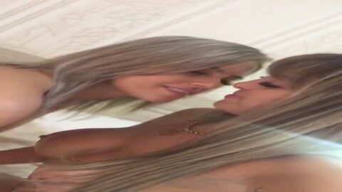 Lesbiana rubia traviesa con su amiga 1