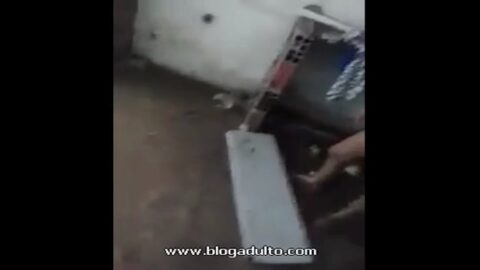 Los niños llevaron a una putita a una casa abandonada y se montaron una orgía.