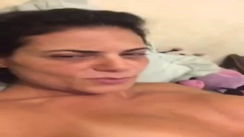 MILF Muy Caliente Lu Lima Masturbándose y Mostrando Su Coño Todo Mojado Con Cachonda - SP