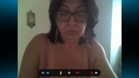 MILF en bragas desnuda por Skype