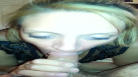 MILF rubia amateur chupando la polla de su marido se conectó