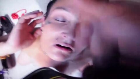 MILF tatuada recibiendo semen en su cara