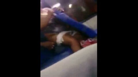 MILF teniendo sexo en la parte trasera del autobús