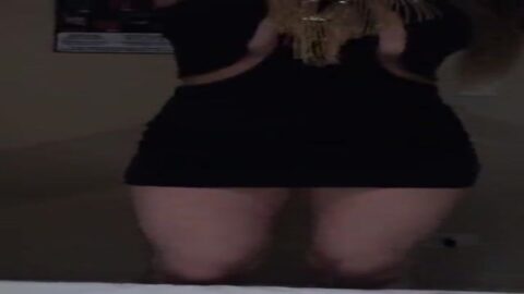 MILF tetona grabando video para su amiga del trabajo