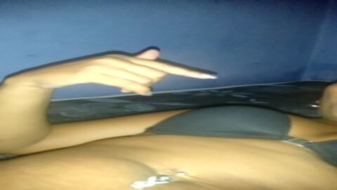 MORENA PONIENDO HUEVOS