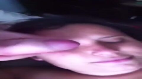 Macho lavandole la cara a su perra con semen