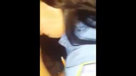 Mamada oficial de policía chupando polla en la calle