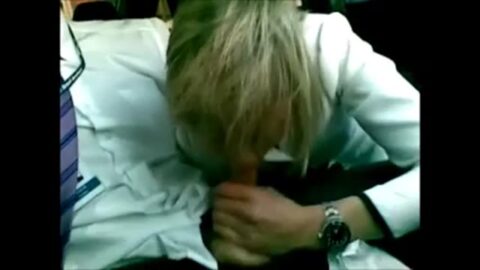 Mamada para compañero de trabajo en el coche durante la pausa del almuerzo