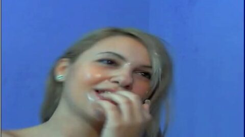 Marcinha Barbosa dando mamada en webcam.