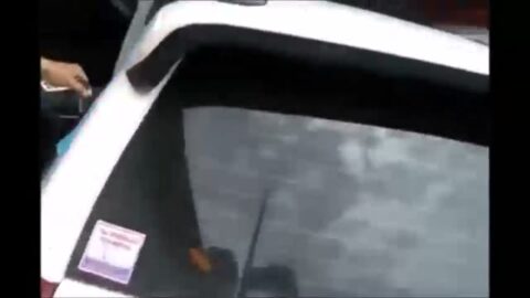 Marido cornudo pilla a su esposa en el acto en la puerta del hotel y se enoja