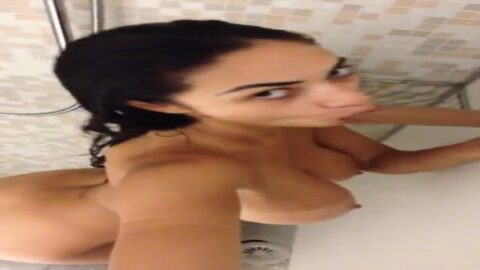 Marina caliente mostrando cómo hacer una mamada