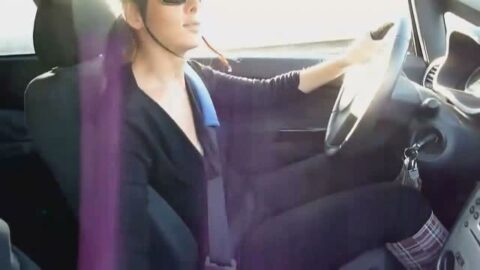 Masturbándose con su amigo en el auto y lamiéndose el dedo con semen