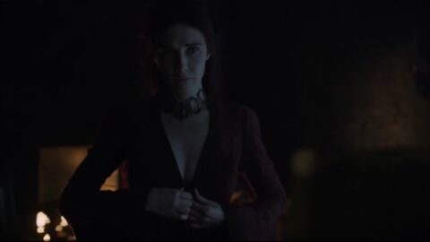Melisandre (Carice Van Houten) está jugando a Juego de Tronos
