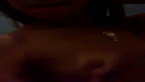 Metiendo botella de paloma en el coño