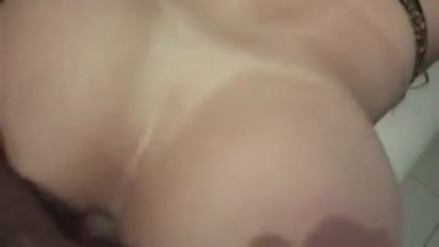 Metiendo duro en el culo de la traviesa