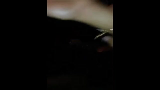 Metiendo el dedo en el coño de la traviesa en el coche después de la discoteca