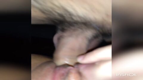 Metiéndolo en el coño de la joven traviesa